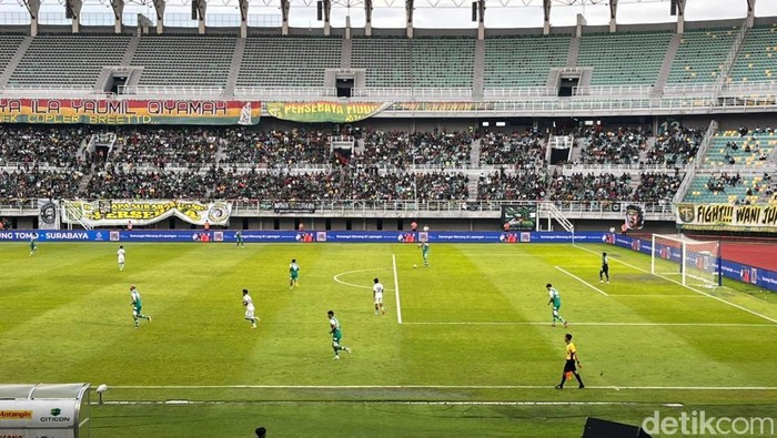 Laga Persebaya Surabaya vs PSBS Biak di GBT