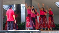 Terdapat pula komunitas tari yang sedang berlenggak lenggok indah berlatih di ruang yang tersedia.