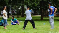 Sekelompok remaja berlatih bela diri di area terbuka. Selain rekreasi, ruang kota juga dimanfaatkan untuk aktivitas fisik dan pembinaan komunitas.