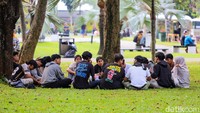 Warga duduk santai di bawah pepohonan bersama keluarga, teman, maupun komunitas. Lapangan Banteng menjadi salah satu titik berkumpul yang tetap ramai tanpa meninggalkan fungsi ruang publik sebagai tempat bersama.