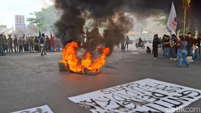Massa demo Hardiknas 2026 mulai memadati kawasan flyover, Makassar.