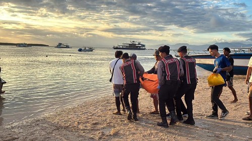 Mayat WN Norwegia dievakuasi tim Jalak Nusan Polsek Nusa Penida, Sabtu (2/5/2026). Dok. Humas Polsek Nusa Penida.