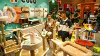 Selain itu, terdapat area khusus Rumah Kasih yang mempertemukan shelter dengan calon adopter untuk membantu hewan menemukan rumah baru. 