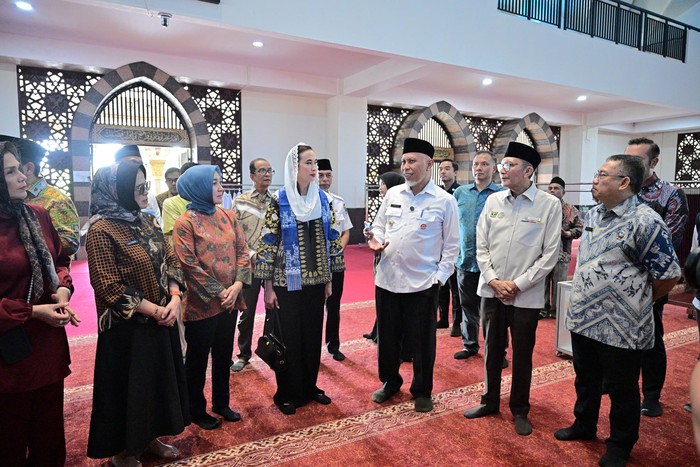 Menteri Pariwisata Widiyanti Putri Wardhana dan Gubernur Sumbar Mahyeldi saat kunjungan ke Masjid Raya yekh Khatib Al Minangkabawi (Foto: dok. Pemprov Sumbar)