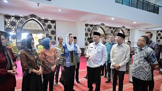 Viral Menpar Disebut Pakai Sepatu di Masjid Raya Sumbar, Begini Klarifikasinya