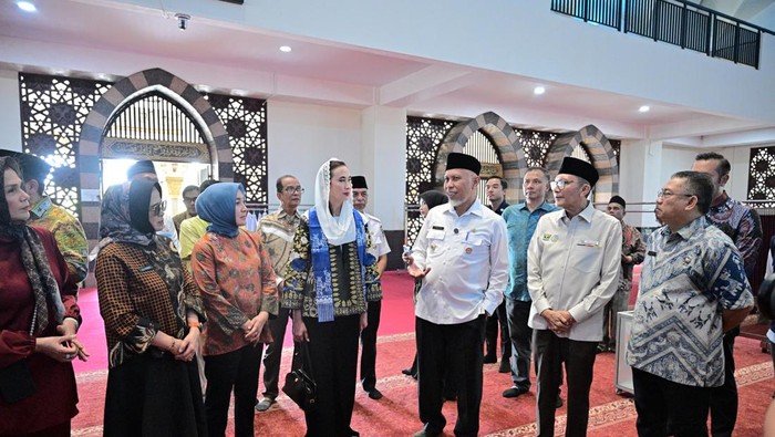 Menteri Pariwisata Widiyanti Putri Wardhana dan Gubernur Sumbar Mahyeldi saat kunjungan ke Masjid Raya yekh Khatib Al Minangkabawi (Foto: dok. Pemprov Sumbar)