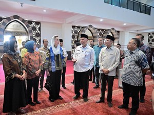 Terpopuler: Menpar Disebut Pakai Sepatu di Masjid Raya Sumbar, Begini Klarifikasinya
