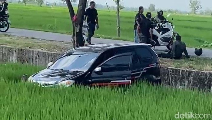 Mobil nyemplung sungai di Bojonegoro