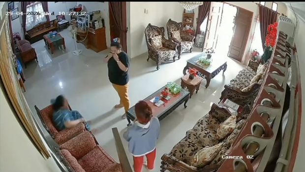 Momen saat menantu menyalami lansia di Pekanbaru, Riau hingga korban dikepruk kayu.