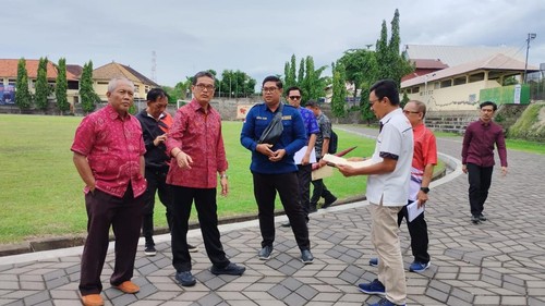 Ketua KONI Buleleng Gede Supriatna bersama jajarannya saat meninjau fasilitas panjat tebing di GOR Buana Patra,  Sabtu (2/5/2026).