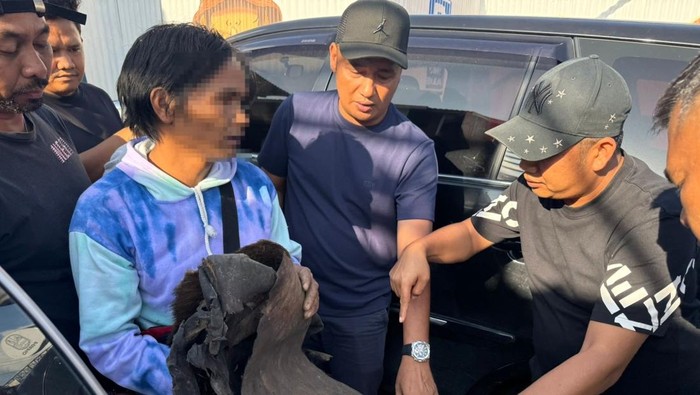 Pelaku penjual satwa liat saat ditangkap Satreskrim Polres Tapsel. (dok. Satreskrim Polres Tapsel)