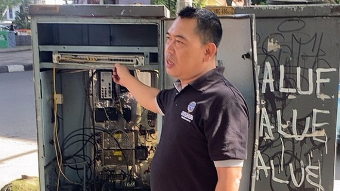 Penampakan node controller yang dirusak massa hingga menimbulkan CCTV dari Tamansari-Pasteur tumbang.