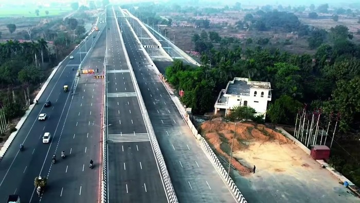 Penampakan rumah di India yang menutupi jalan tol
