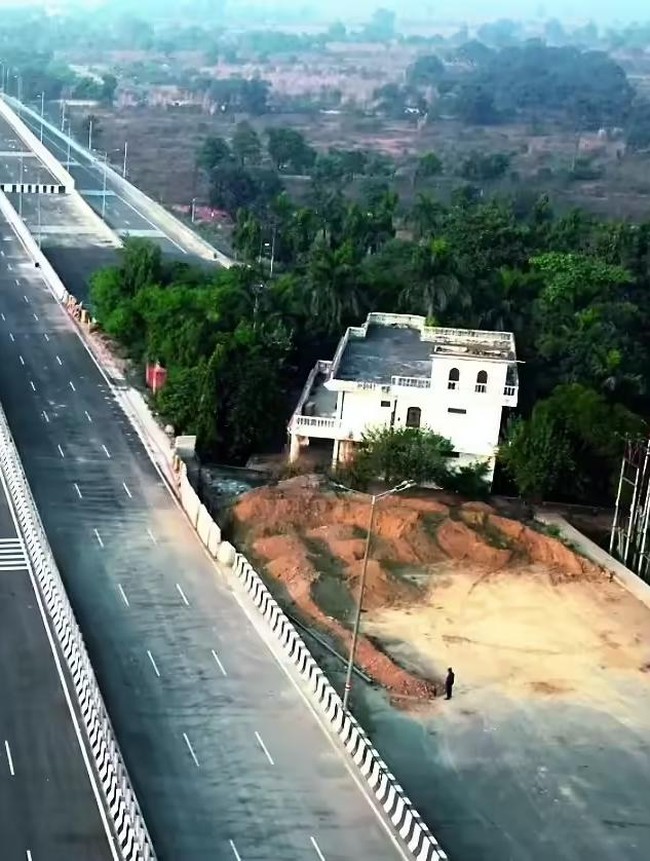 Potret Rumah yang Ogah Digusur dari 1998 dan Masih Bertahan di Tengah Tol