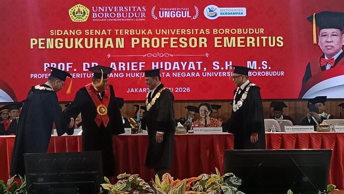 Pengukuhan Arief Hidayat sebagai Profesor Emeritus