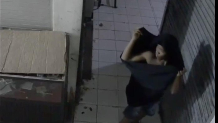 Remaja 16 tahun berinisial R ditangkap setelah mencuri iPhone dan uang tunai di Pasar Sentral Pinrang.