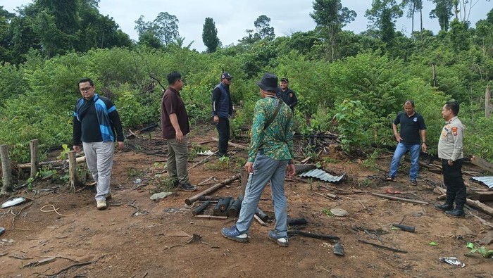 Polisi dan BKSDA saat melakukan investigasi kematian dua gajah di Mukomuko