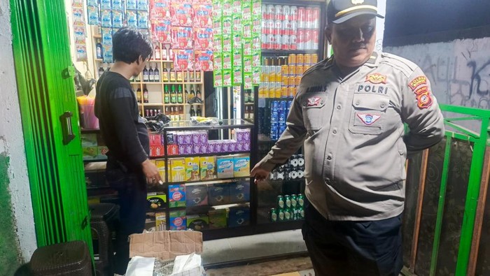 Polisi menggelar razia minuman keras (miras) ilegal di wilayah Kecamatan Ciseeng, Bogor, Jawa Barat. (Dok istimewa).