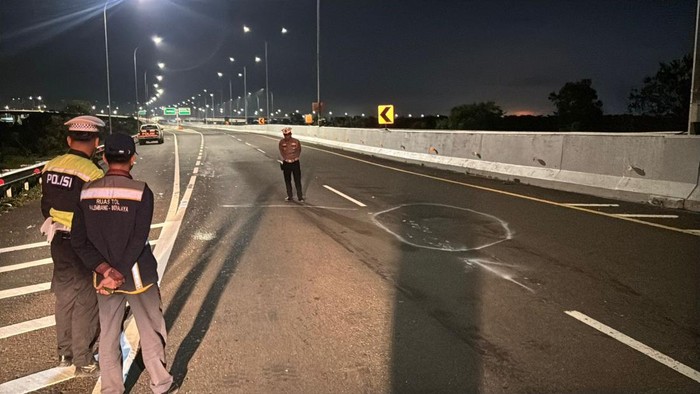 Polisi saat melakukan olah TKP kecelakaan yang tewaskan 3 orang di Ogan Ilir.