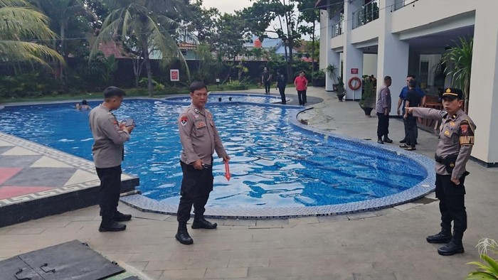 Polisi saat olah TKP di hotel lokasi bocah 4 tahun tewas tenggelam