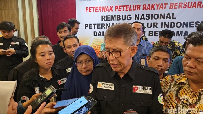 ​Presidium PINSAR Petelur Nasional, Yudianto Yosgiarso (hitam) saat menggelar perrtemuan dengan para peternak di Sol, Sabtu (2/5/2026)