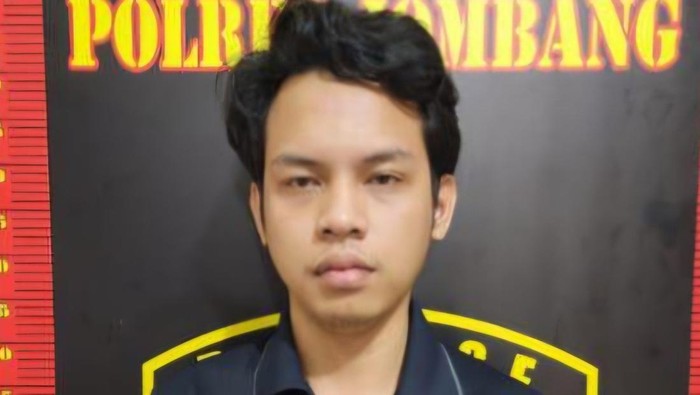 Pria yang mengaku menjadi dokter FK UI untuk menipu dokter di Jombang