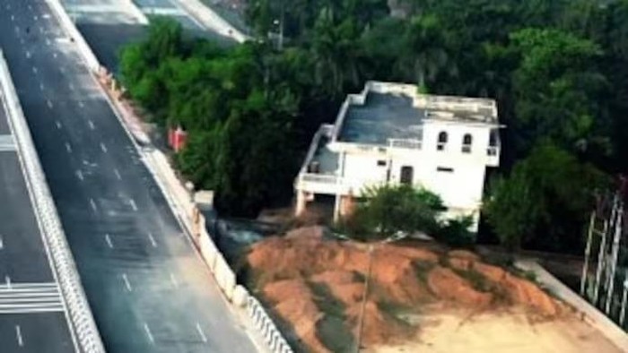 Rumah di tengah jalan tol