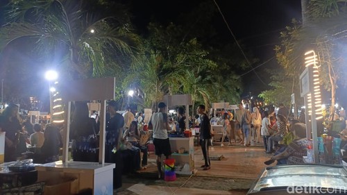 Suasana malam di Taman Nostalgia yang dipenuhi UMKM lingkup Kota Kupang, NTT.