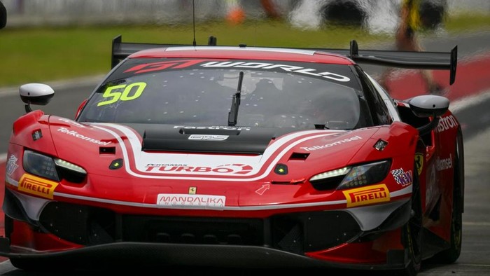 Sean Gelael raih pole position di Race 1 GTWCA Mandalika 2026.