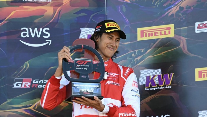 Sean Gelael finis ketiga di Race 1 GT World Challenge Asia di Mandalika.