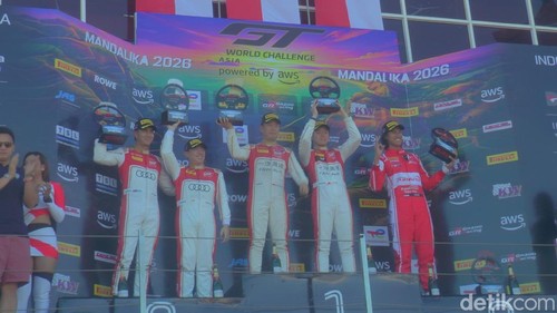 Sean Gelael (kostum merah) saat naik podium race 1 GT World Challenge Asia 2026 Mandalika, Sabtu (2/5/2026). (Foto: Edi Suryansyah/detikBali)
