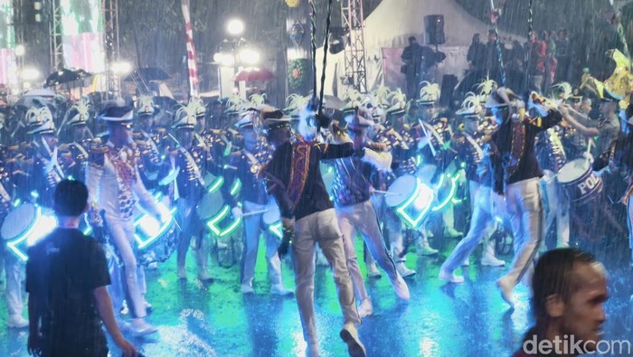 Acara Semarang Night Carnival di depan Balai Kota Semarang, Kecamatan Semarang Tengah, yang bubar karena hujan deras, Sabtu (3/5/2026) malam.