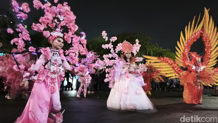Penampilan Semarang Night Carnival di Simpang Lima, Kecamatan Semarang Tengah, Kota Semarang, Sabtu (2/5/2026) malam.