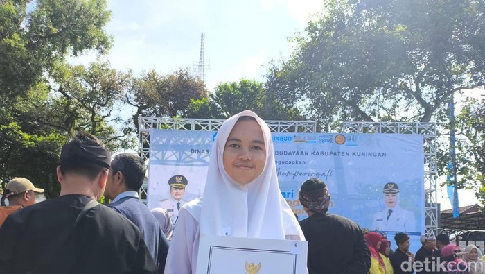 Shalwa Agnia Fariha saat menerima apresiasi dari Bupati Kuningan, Dian Rachmat Yanuar