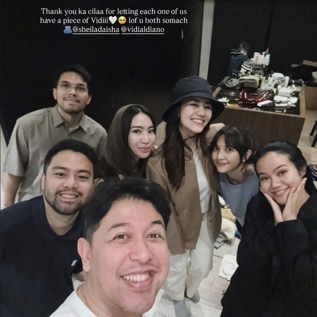Momen Sheila Dara Bagikan Pakaian Vidi Aldiano ke Sahabat