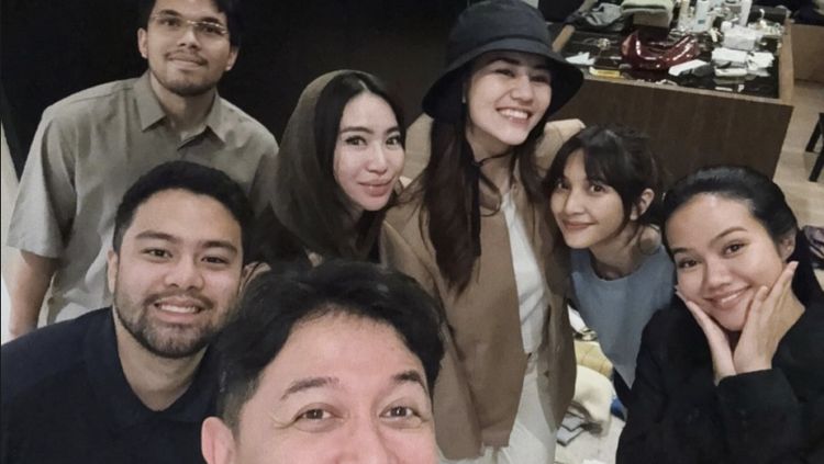 Momen Sheila Dara Bagikan Pakaian Vidi Aldiano ke Sahabat