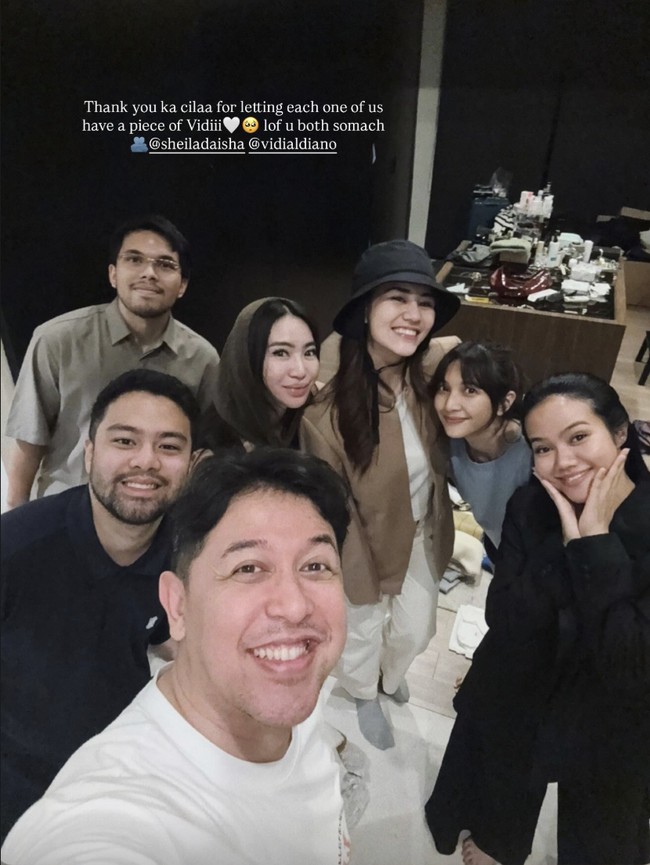Momen Sheila Dara Bagikan Pakaian Vidi Aldiano ke Sahabat