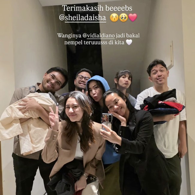 Sheila Dara Bagi-bagikan Baju Vidi Aldiano ke Sahabat Almarhum
