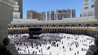 Dari atas, tampak pemandangan putih kain ihram yang dikenakan jemaah laki-laki dan balutan hitam gamis perempuan, serta payung warna-warni yang terbuka menahan terik matahari. Di area tawaf, arus manusia terus bergerak mengelilingi Kabah. Kepadatan paling terasa di sekitar lampu hijau penanda sejajar dengan Hajar Aswad tempat jemaah melambat, mengangkat tangan, melambaikan salam dari kejauhanSuasana kian padat mendekati waktu salat Jumat. Di lantai dua, jemaah mulai menyusun saf di area depan. Foto: Dok MCH 2026