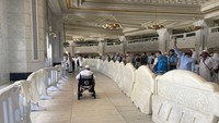 Di bagian paling depan terdapat jalur khusus tawaf bagi pengguna kursi roda. Sebuah pembatas memisahkan area itu dengan jemaah yang bersiap beribadah. Lebarnya cukup untuk tiga kursi roda berjalan berdampingan. Foto: Dok MCH 2026