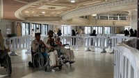 Ada yang melaju perlahan, didorong keluarga atau petugas haji. Beberapa ada pula yang melaju lebih cepat menggunakan kursi roda listrik. Foto: Dok MCH 2026