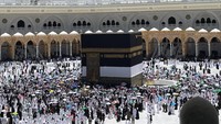 Memasuki pukul 11.00 waktu setempat, saf di belakang pembatas bertambah cepat. Petugas Askar terlihat sigap menahan jemaah agar tidak meluber ke jalur tawaf. Foto: Dok MCH 2026