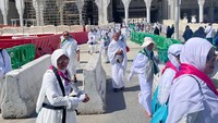 Jemaah haji perempuan tampak berjalan di area Masjidil Haram. Foto: Dok MCH 2026