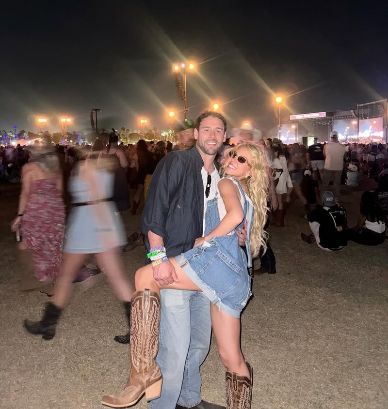 Sydney Sweeney dan Scooter Braun Sydney Sweeney dan Scooter Braun.