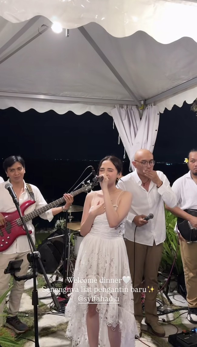 Di acara welcome dinner bersama para sahabat di Bali, Syifa tampil cantik kenakan dress putih tanpa lengan. Dress tersebut tampak unik dengan bagian bawah rok asimetris, dari koleksi Mangali Pascal yang dibanderol dengan harga sekitar Rp 11,5 juta. Foto: Instagram/@syifahadju