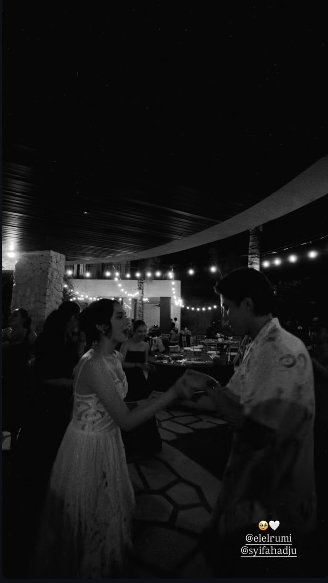 Syifa dan El juga terlihat berdansa bersama. Baru saja resmi menikah, keduanya tampak makin romantis dan mesra. Foto: Instagram/@syifahadju