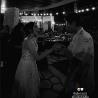 Syifa dan El juga terlihat berdansa bersama. Baru saja resmi menikah, keduanya tampak makin romantis dan mesra. Foto: Instagram/@syifahadju