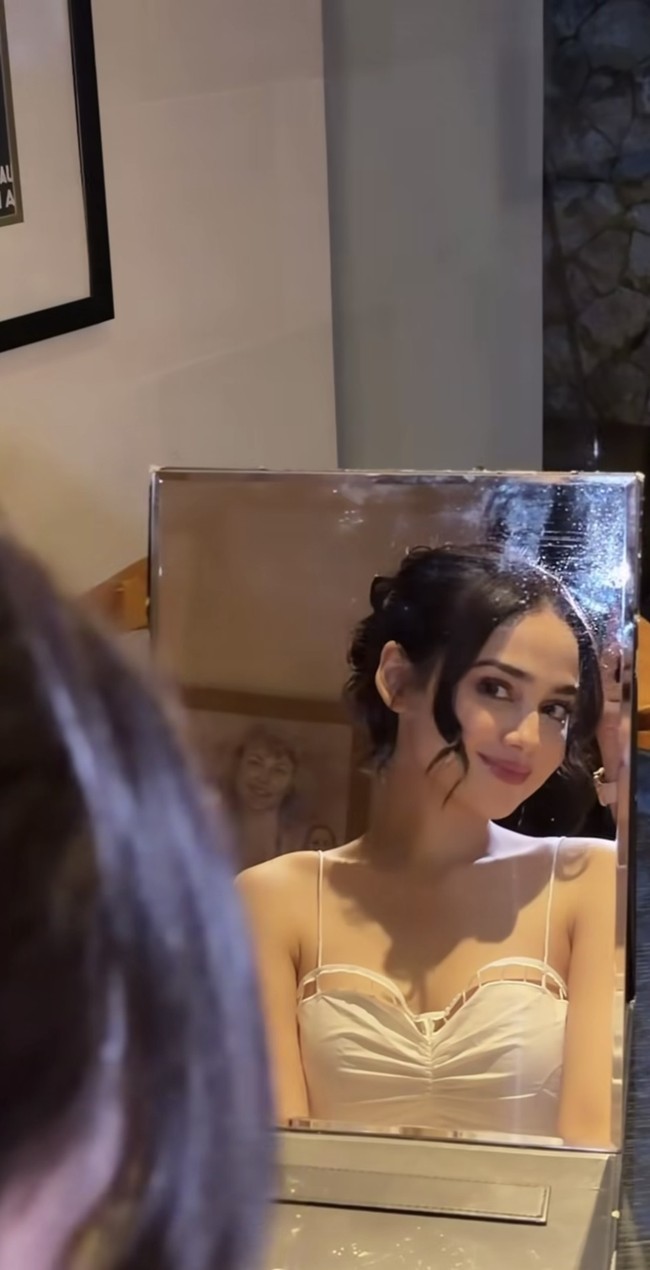 Dari unggahan hair stylist yang membantu menata rambut Syifa, Ayu Hairstylist, diketahui bahwa Syifa merias wajahnya sendiri. Riasannya terlihat natural dan fresh dengan lipstik pink yang soft. Foto: Instagram/@syifahadju