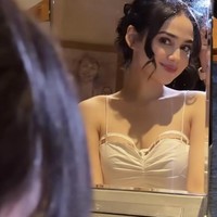 Dari unggahan hair stylist yang membantu menata rambut Syifa, Ayu Hairstylist, diketahui bahwa Syifa merias wajahnya sendiri. Riasannya terlihat natural dan fresh dengan lipstik pink yang soft. Foto: Instagram/@syifahadju