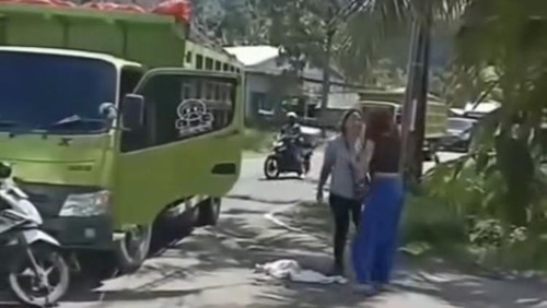 Tangkapan layar video remaja diduga menjadi korban penganiayaan di Jalan Raya Besakih, Desa Selat, Klungkung, Bali. (Dok. Humas Polres Klungkung)